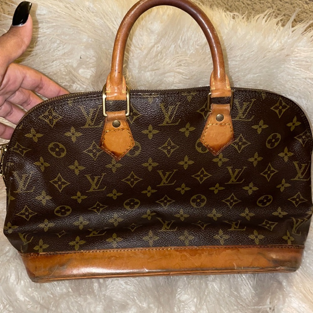 Louis Vuitton Alma Bag🖤
